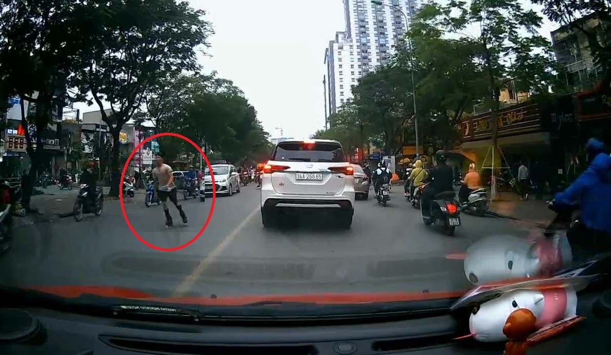 Thanh nien choi ngong truot patin giua duong o Ha Noi hinh anh