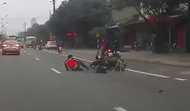 Cho tha rong lao sang duong khien nguoi di xe may nga vang ra hinh anh