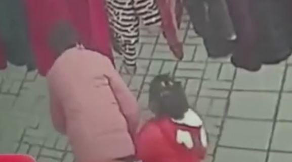 Bat coc tre em tao ton chi voi mon do choi nho tai Trung Quoc hinh anh