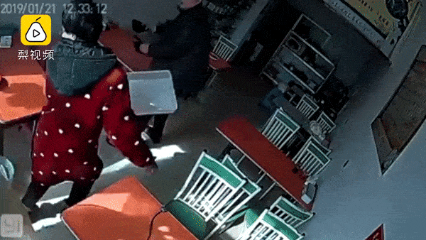 Bo duoi vao tan quan an, huc nguoi phu nu mac ao do nam bat dong hinh anh