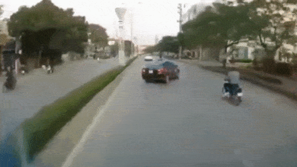 Oto bat ngua sau pha drift, dam vao goc cay tai Hai Phong hinh anh