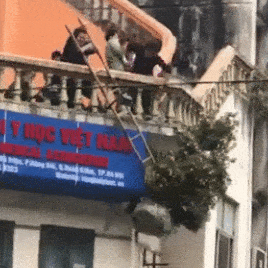 Dung day dua quat len lau, ca doi van chuyen nhan ket cuc bi hai hinh anh