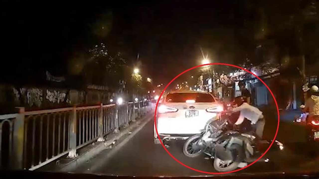 Xe may vuot au, tong vao duoi oto hinh anh