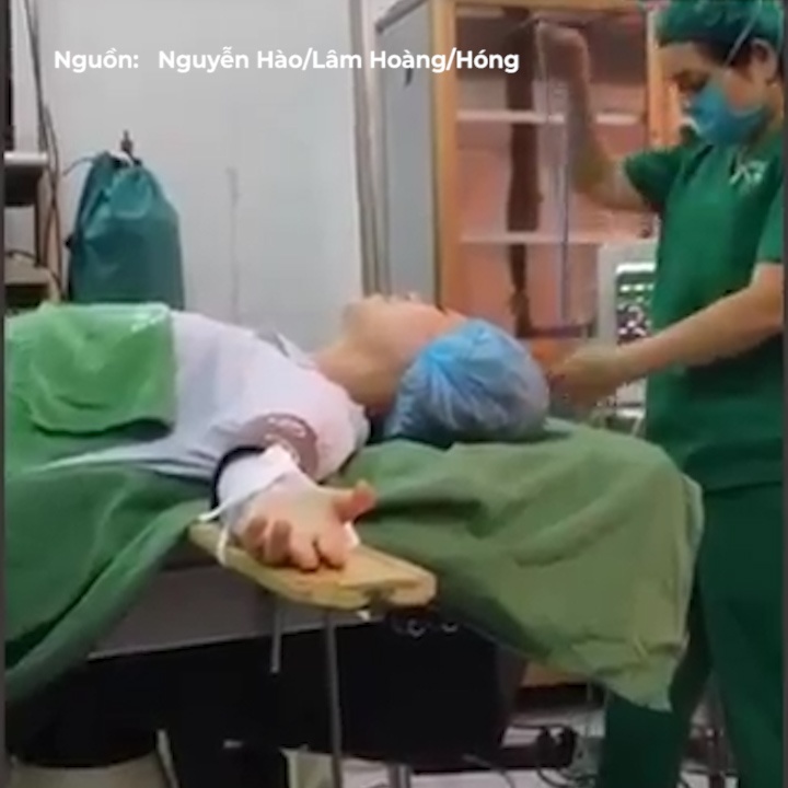 Nu benh nhan cat giong ngot ngao du dang tren ban mo hinh anh