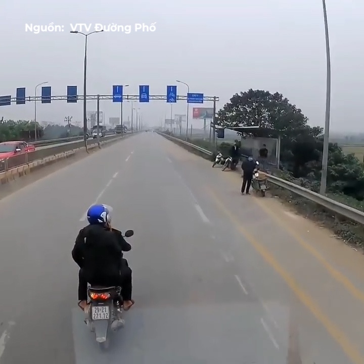 Doi ban lao ra giua duong thach thuc tai xe container hinh anh