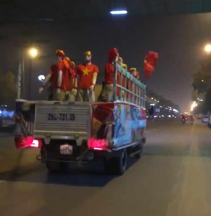 Cho mot xe tai ma no canh di co vu doi tuyen Viet Nam hinh anh