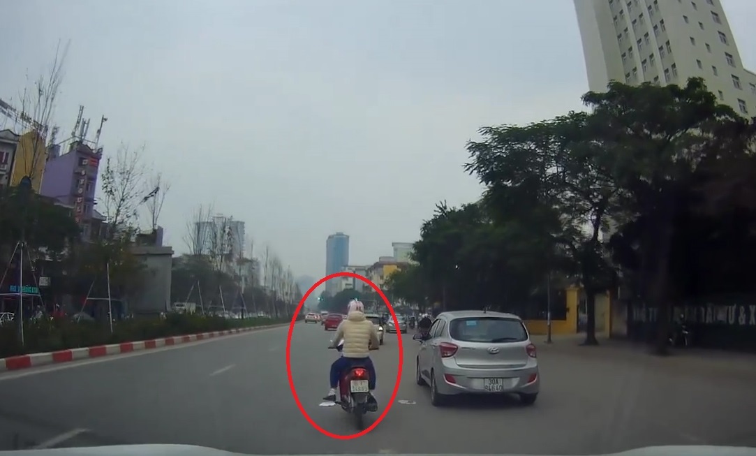 Xe may dot ngot dung xe tren duong de nhat do, suyt bi oto dam hinh anh