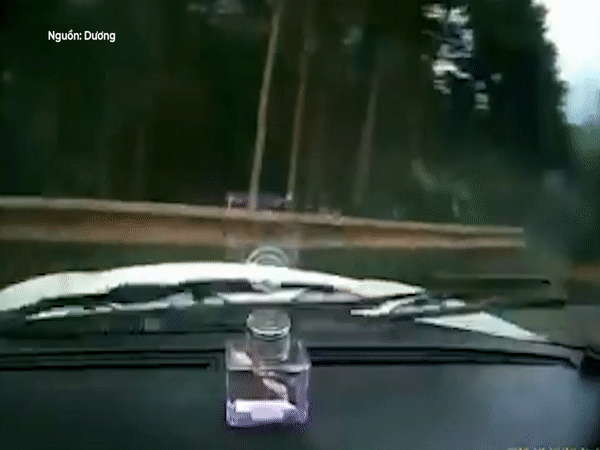 Mat lai, tai xe xoay xe nhieu vong tren duong tron truot hinh anh