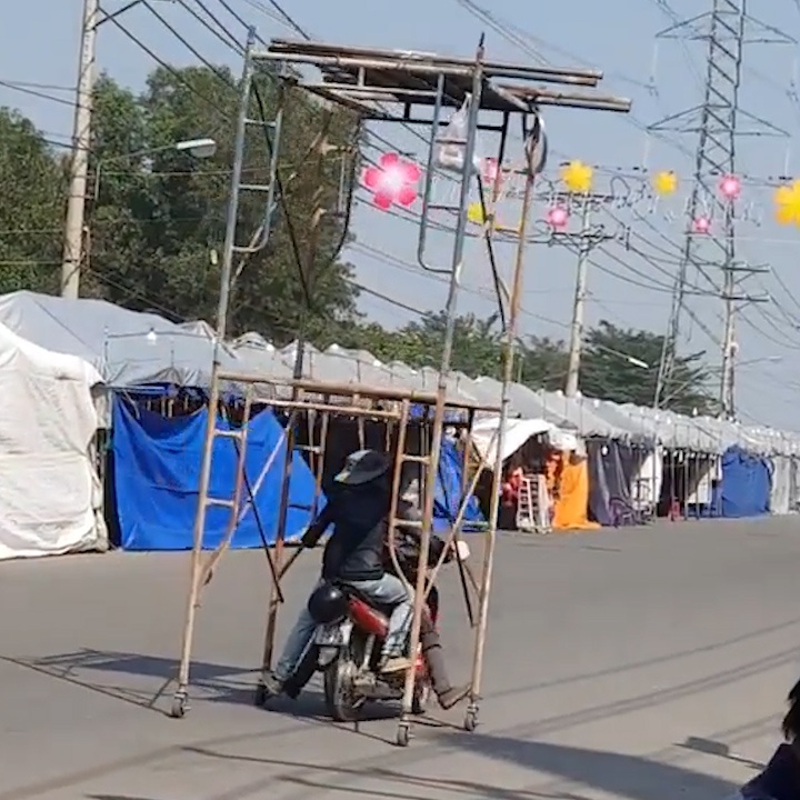 Hai cong nhan vua lai xe, vua keo theo gian giao 2 tang day nguy hiem hinh anh