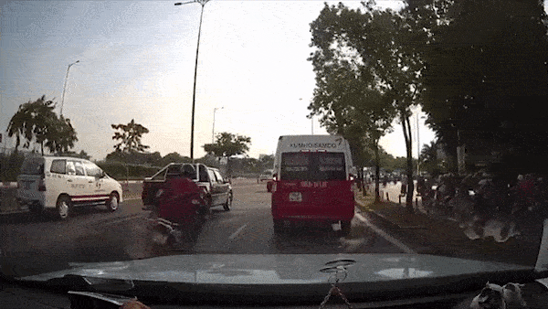 Xe may lang lach qua 'rung' oto nhu trong phim hinh anh