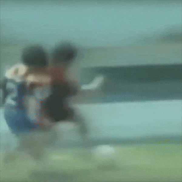 Nhung pha di bong thien tai cua Messi khi con la dua tre hinh anh