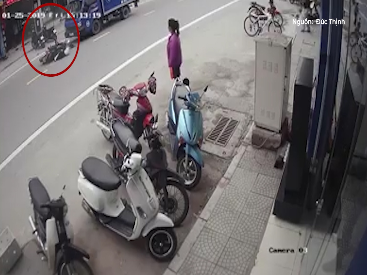 Phong nhanh, tai xe doi dau truc dien voi oto nguoc chieu hinh anh