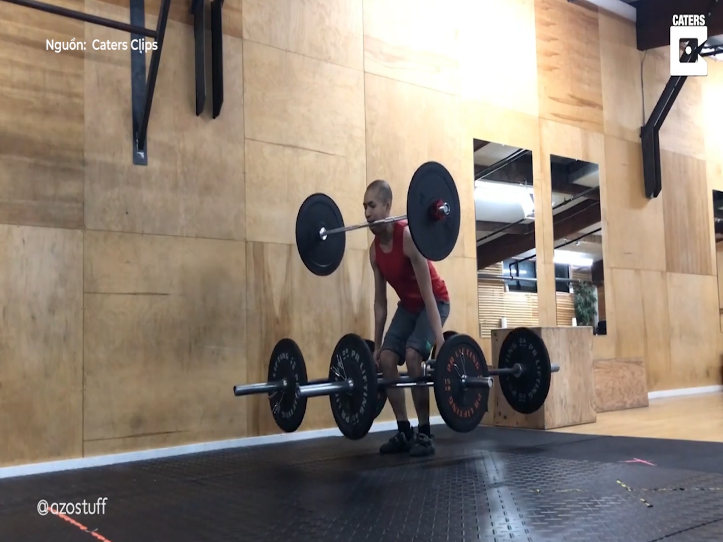 Anh chang lieu linh giu thanh ta nang giua hai ham rang hinh anh