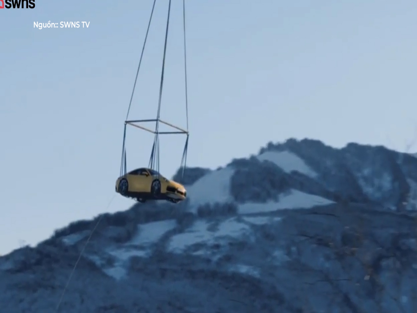 Truc thang van chuyen Porsche 911 len dinh nui tuyet phuc vu su kien hinh anh