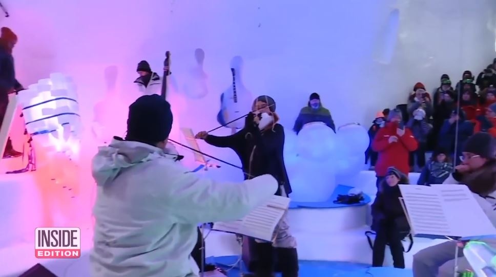 Nhac cong bieu dien bang dung cu lam tu tuyet hinh anh