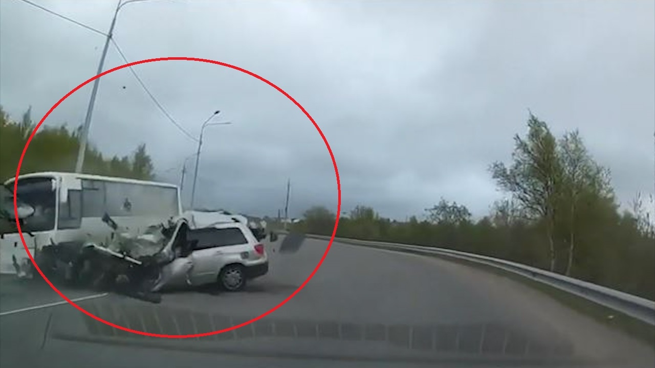 Dang di tren duong, oto bong nhien lao dau vao xe buyt hinh anh