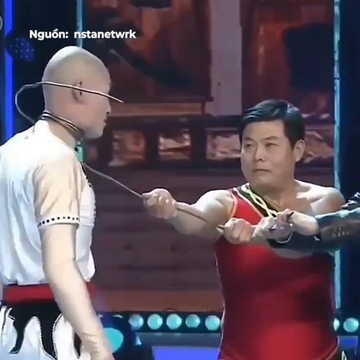 Vo su Trung Quoc dung khi cong thoat khoi day sat buoc chat co hinh anh