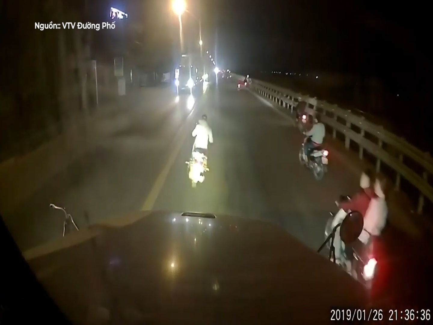 Tai xe thach thuc tu than khi co vuot xe, tat dau container hinh anh