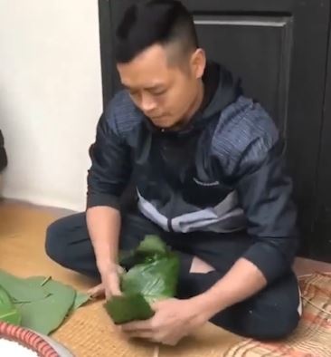 Me man chang trai goi banh chung 'nhanh nhu chop' hinh anh