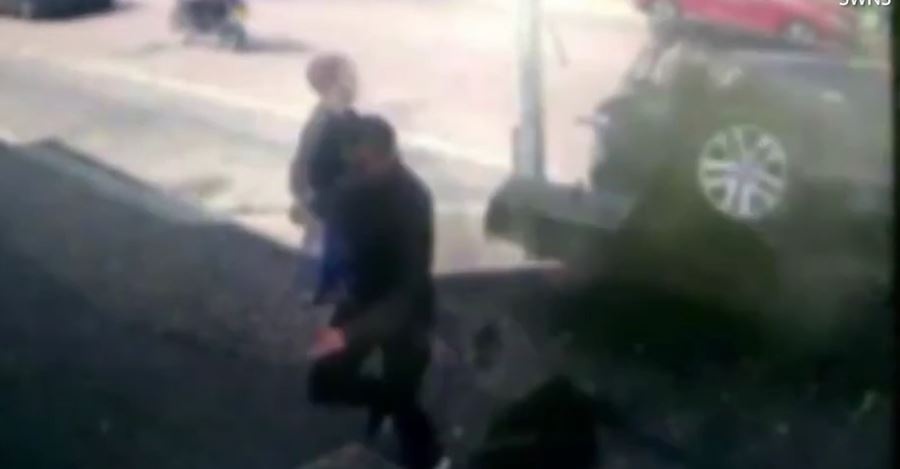 Khoanh khac nguoi cha be con tranh kip 'xe dien' lao thang len via he hinh anh