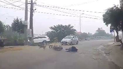 Cho tha rong lao sang duong don nga thanh nien di xe may hinh anh