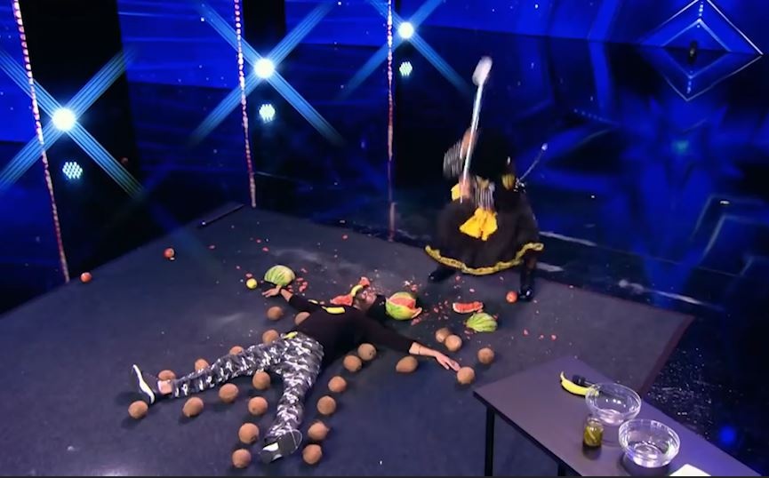 Thi sinh bit mat dap nat trai cay xung quanh nguoi dan ong hinh anh