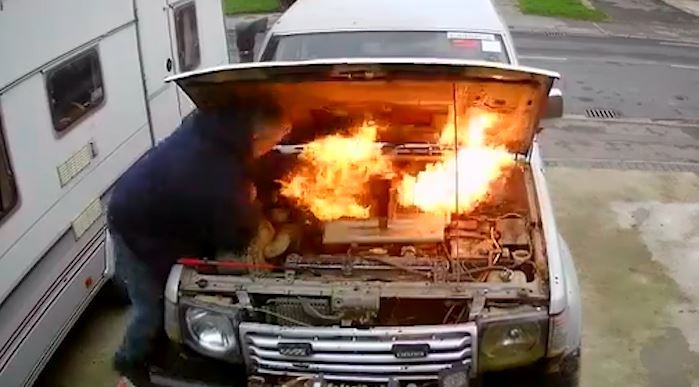 Dau xe boc chay bat ngo khien nguoi dan ong hot hoang hinh anh