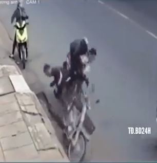 Vua coi mu bao hiem, xe may lao toi dam thang vao nguoi dan ong hinh anh