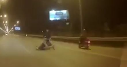 Nguoi dan ong nga tu phia sau xe may suyt bi oto can hinh anh