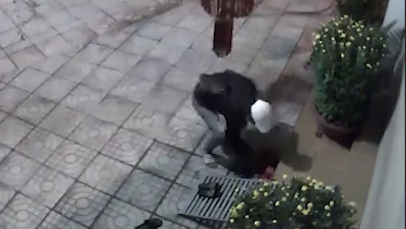 Ten trom 'la lung' di rinh mo roi chi lay mot doi dep hinh anh