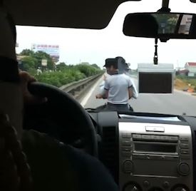 Hai thanh nien khong non bao hiem, lang lach truoc dau xe oto hinh anh