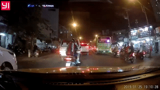 Nguoi di xe may nga lan ra duong, suyt chet duoi banh xe khach hinh anh