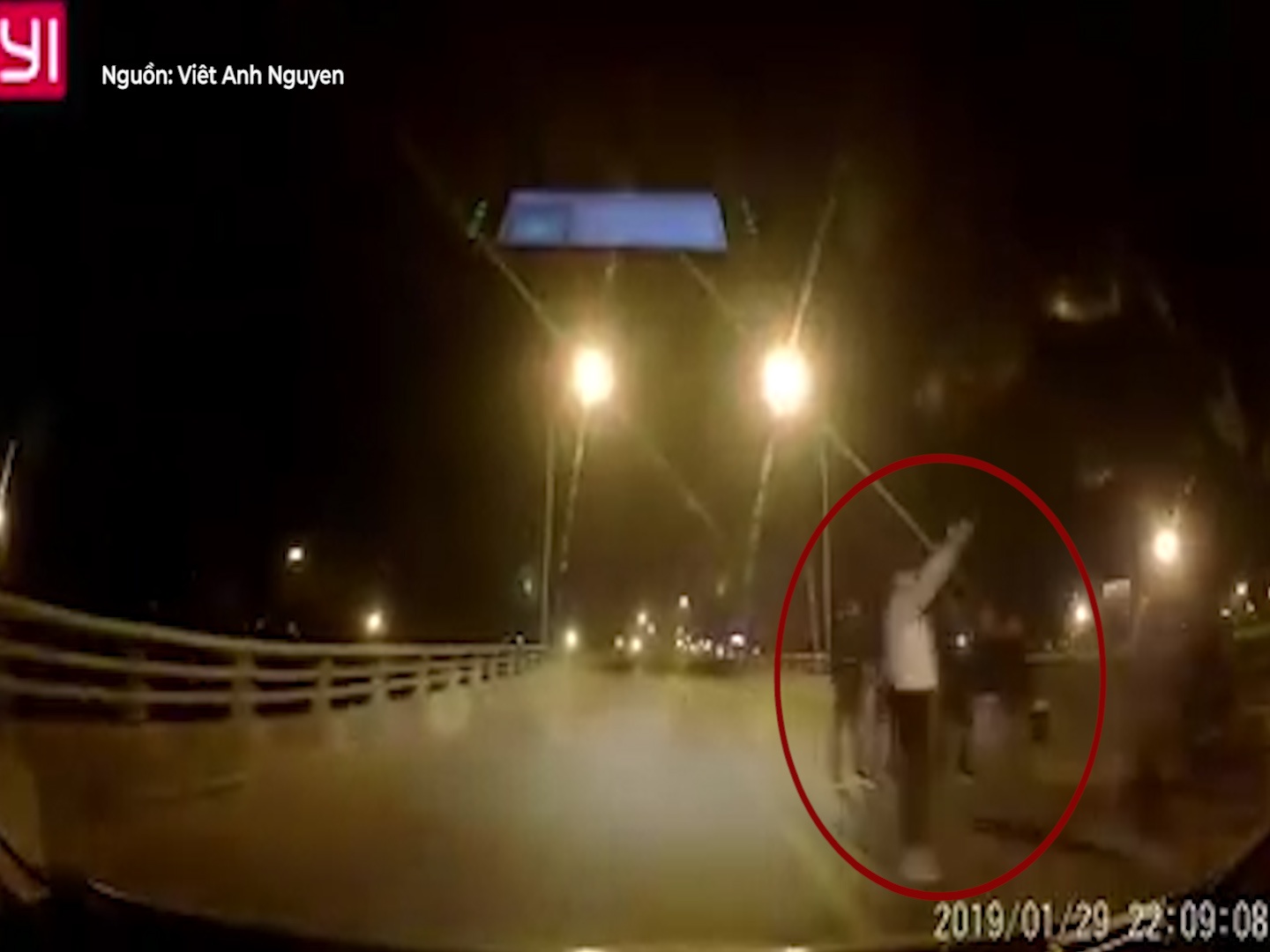 Tai xe hot hoang khi thay nhieu thanh nien selfie giua cau luc nua dem hinh anh