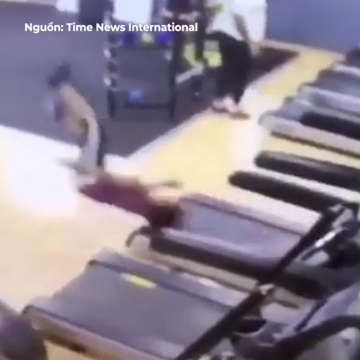 Vua tap vua chinh trang phuc, co nang te dap mat vao may chay bo hinh anh