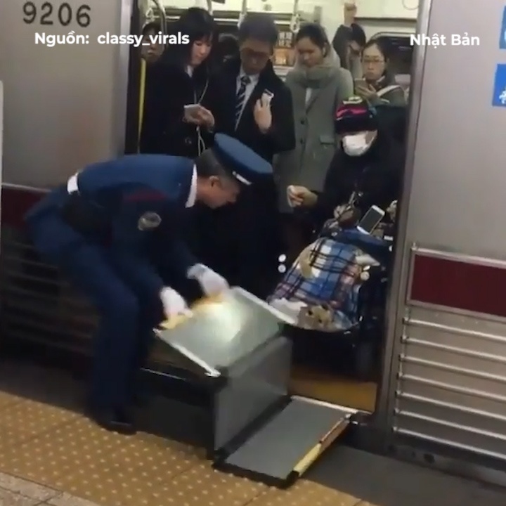 Nhan vien tau dien ngam Nhat Ban dat cau thang do nguoi khuyet tat hinh anh