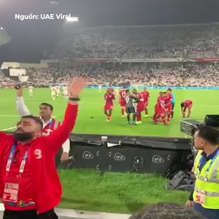 Co dong vien UAE nem vo chai vao doi Qatar sau khi doi nha thung luoi hinh anh