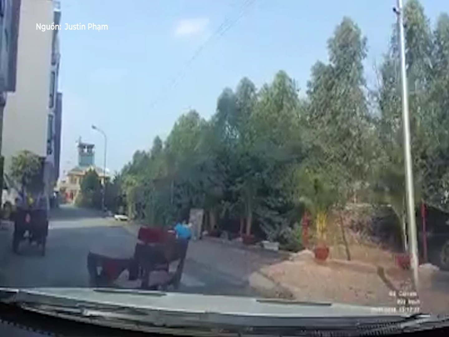 Nguoi dan dat ban an giua duong khien tai xe gap nan hinh anh