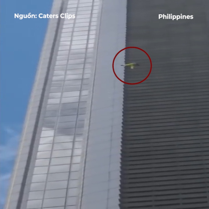 'Nguoi Nhen Phap' chinh phuc toa nha 74 tang bang tay khong hinh anh