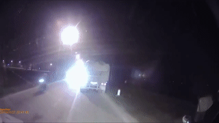 Bi roi den pha, oto dam thang vao xe tai dang dung ven duong hinh anh