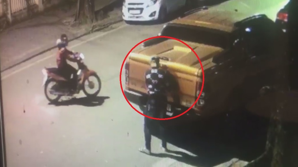 Ngang nhien trom logo xe oto trong dem o Ha Noi hinh anh