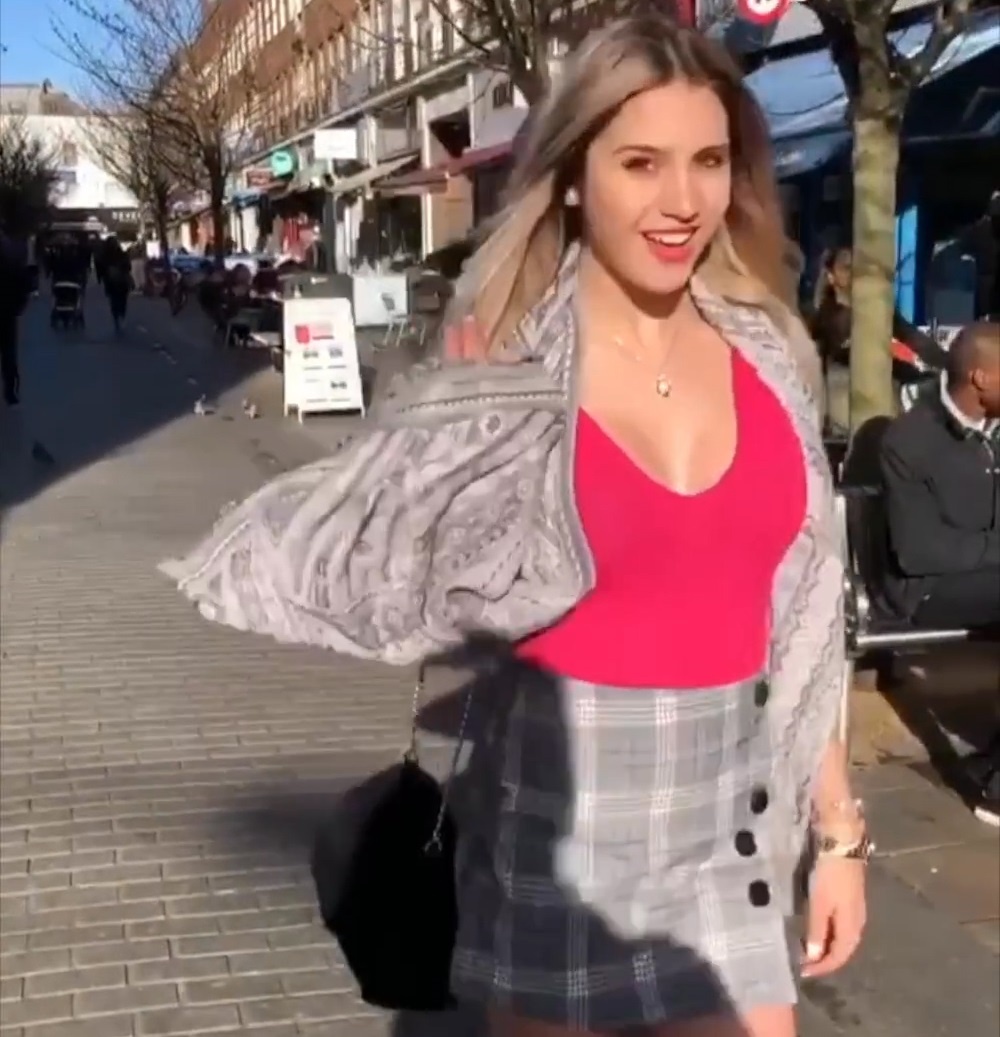 Cac chang trai ung ho nhau ra sao khi duoc co gai xinh dep cuoi chao? hinh anh