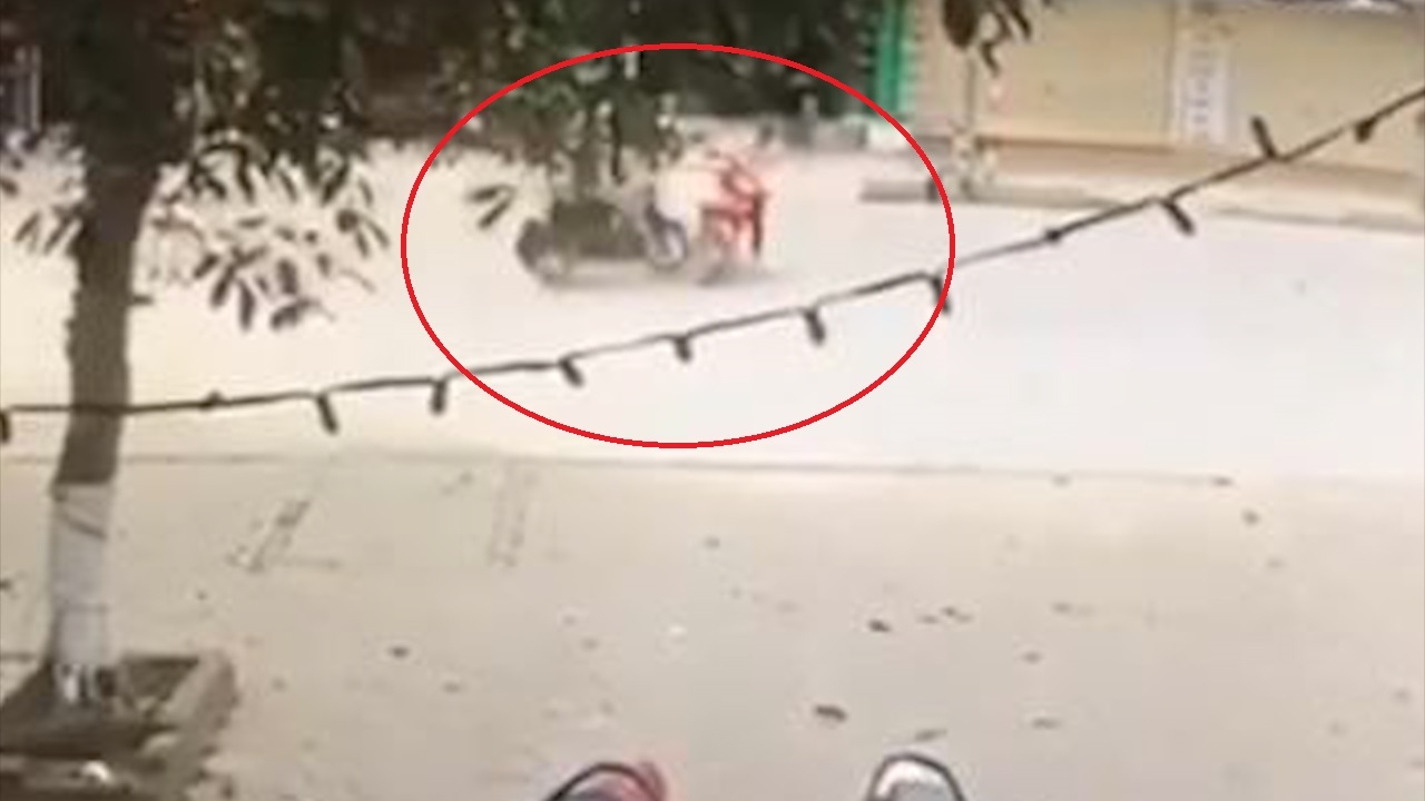 Xe may phong nhanh, va cham vao xe khac dang quay dau xe hinh anh