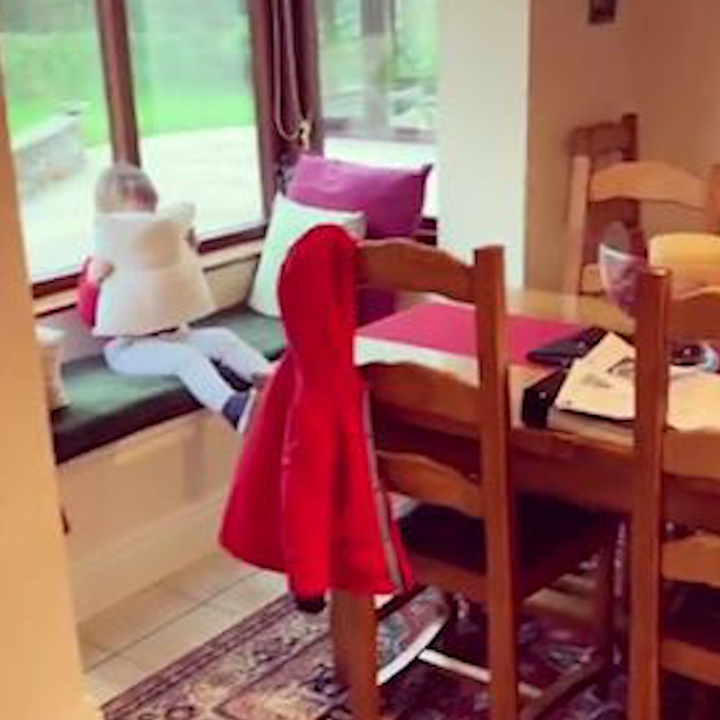 Be trai 2 tuoi choi tron tim cung cha 'don tim' nguoi xem hinh anh