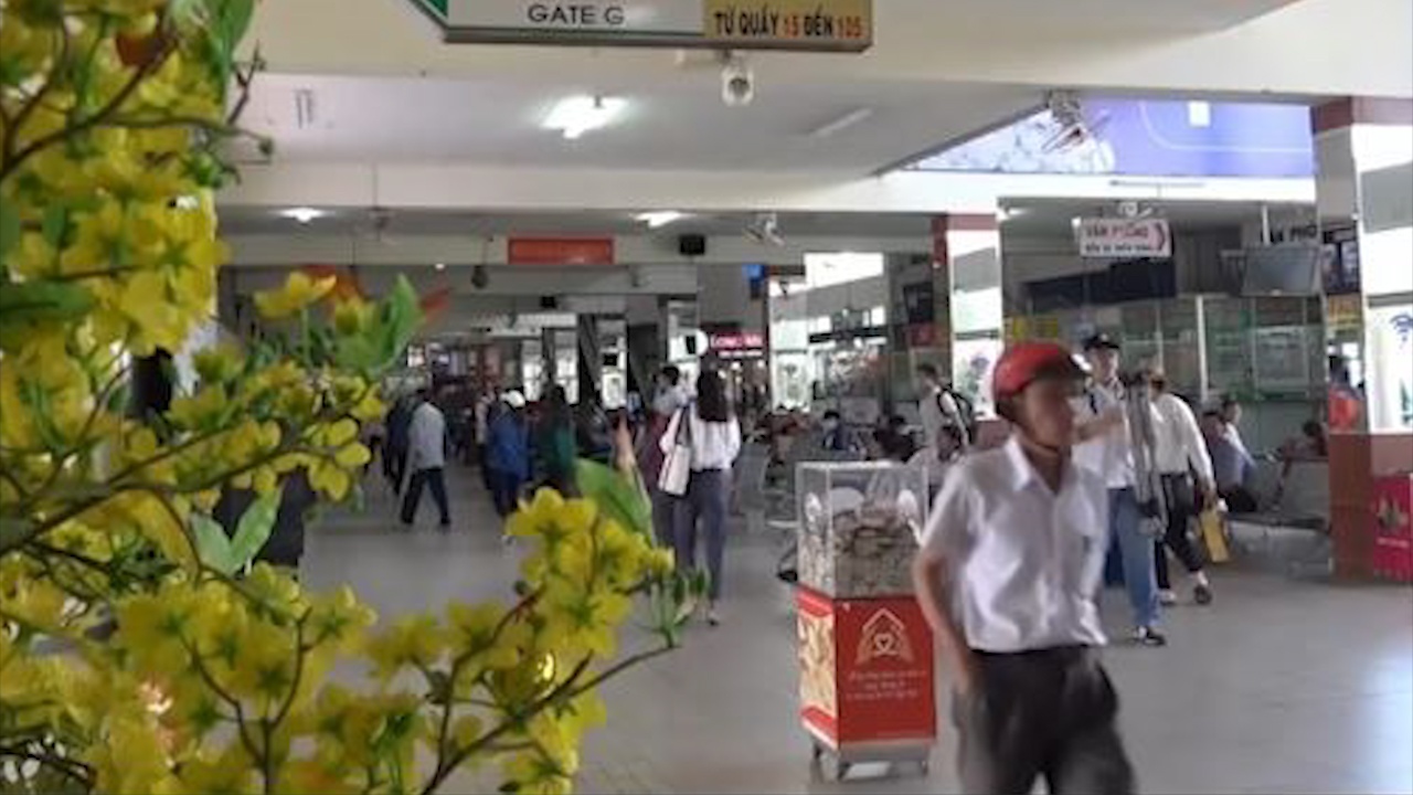 Chay ve xe Tet, nguoi dan mua ve cho den gia cat co hinh anh