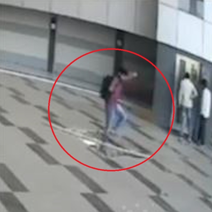 Khach An Do bi roi xuong ho tai trung tam mua sam hinh anh