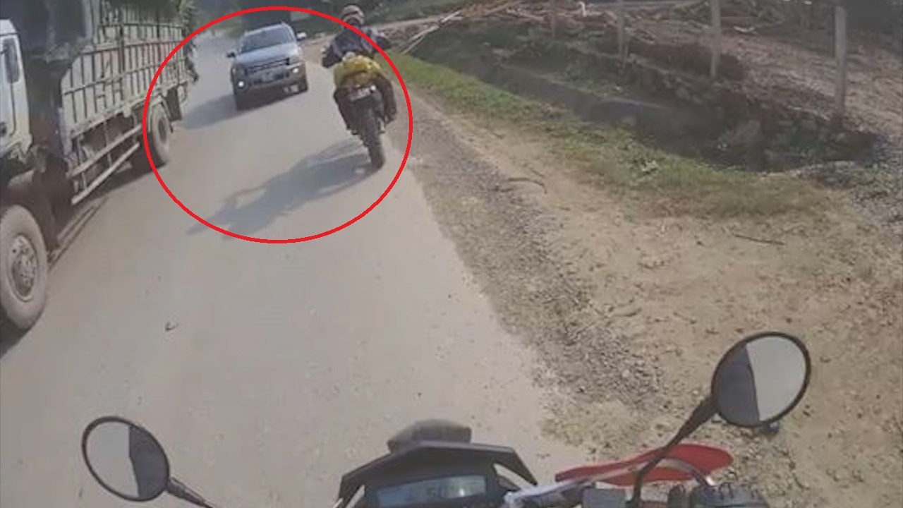 Biker suyt bi tong trung vi oto lan lan nguoc chieu hinh anh