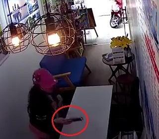 Dang mang thai van tranh thu di an trom hinh anh