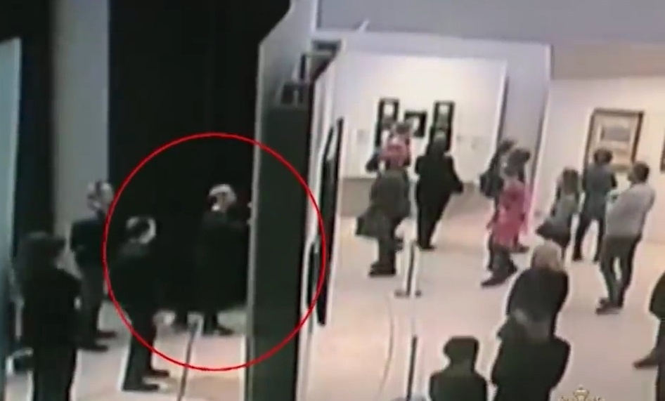 Trom than nhien lay tranh tri gia tram nghin USD trong trien lam o Nga hinh anh