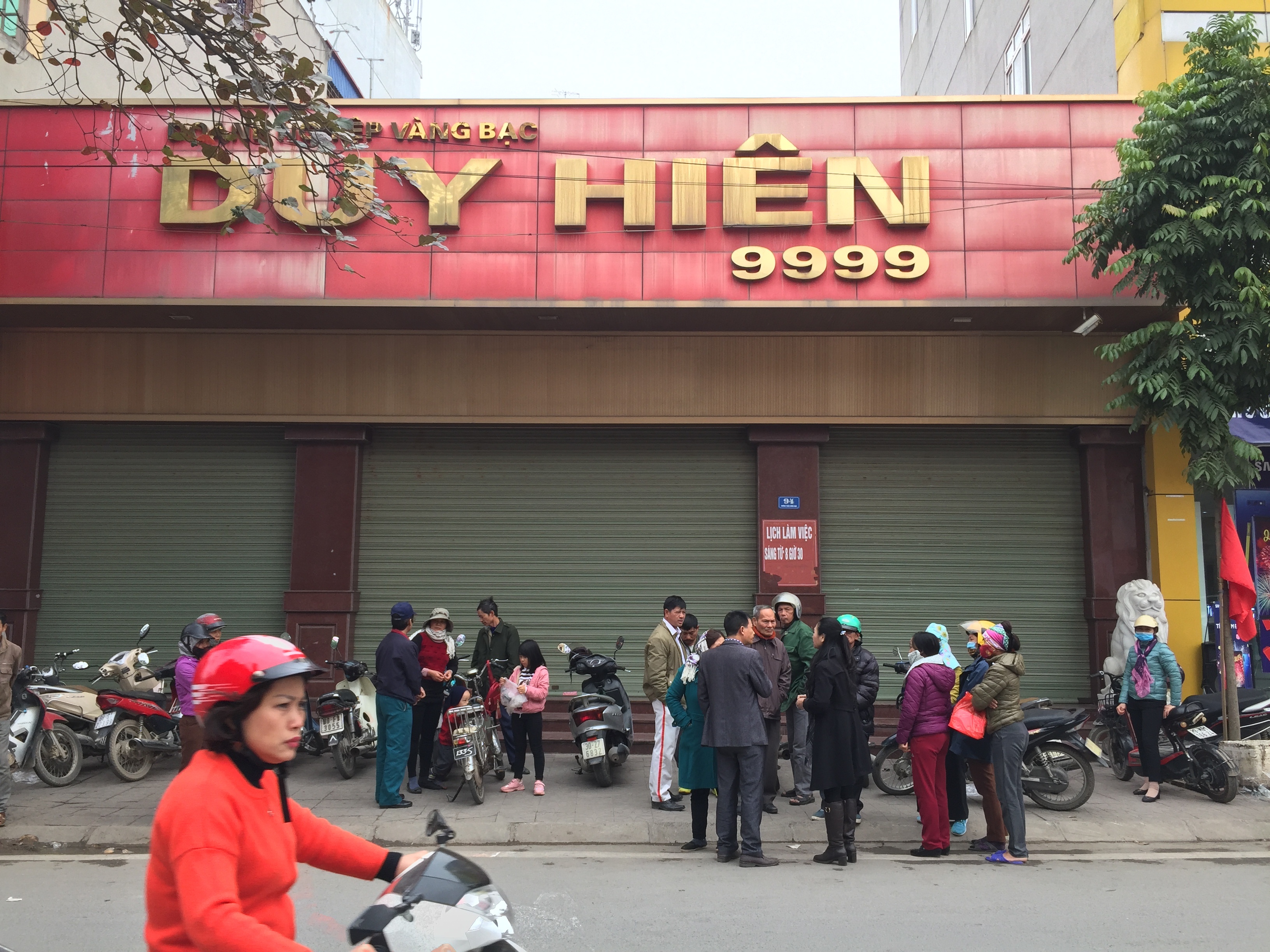 Trang tay vi gui tiet kiem o tiem vang hinh anh