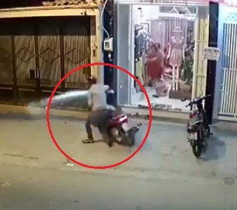 Trom dat xe bo chay truoc su truy duoi quyet liet tu chu nha hinh anh